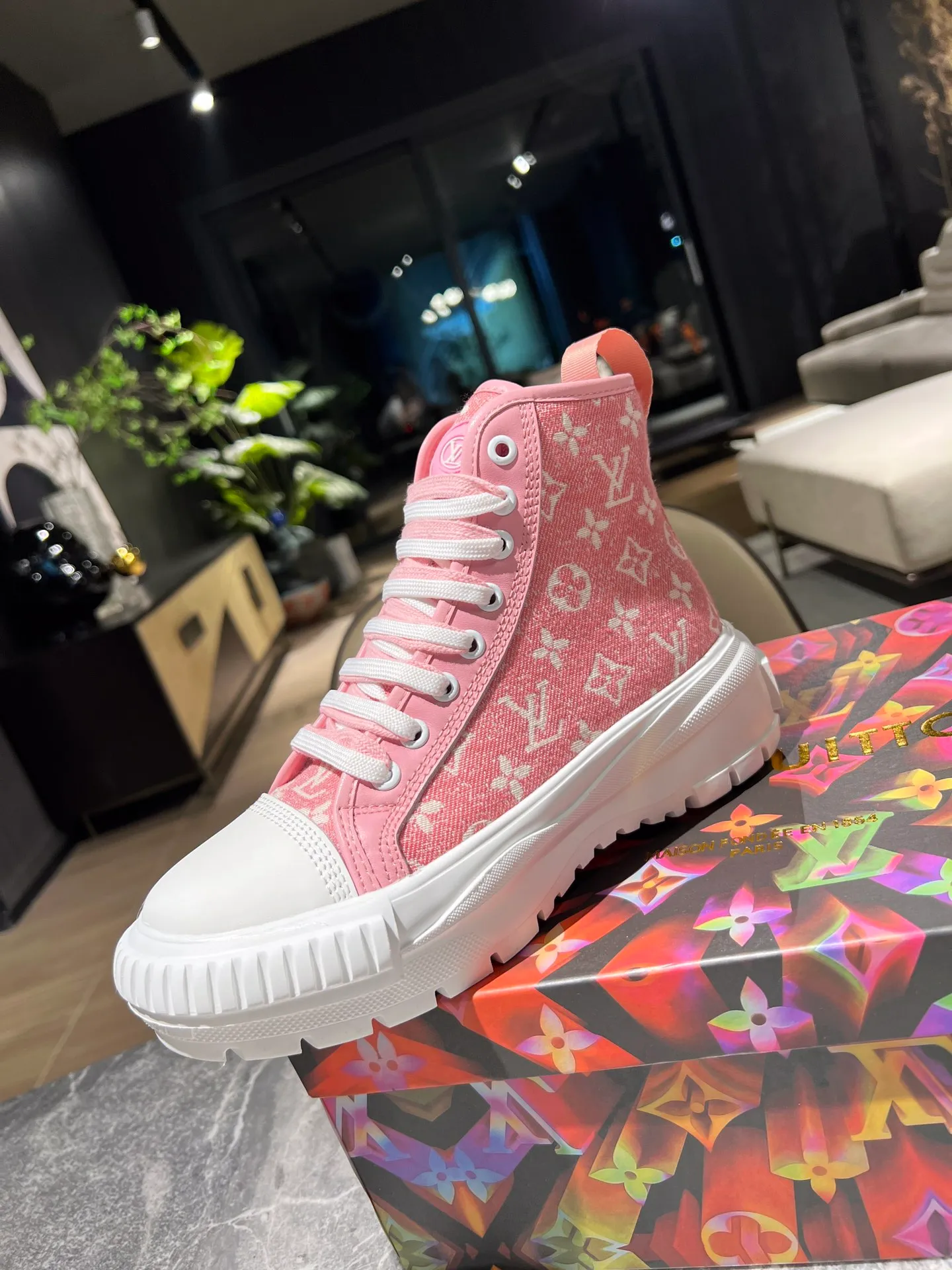 👟👟Ex-factory price 480👟👟 This LV Squad sneaker is made of Monogram denim to show the freshness of summer. A thick, lug rubber outsole remains lightweight, and is detailed with double laces, patent eyelets, and a rubber LV Circle patch on the tongue. Detailed Features Monogram denim Double laces Thick lugged rubber outsole Rubber LV Circle logo on tongue Color: Blue and Pink Size: 35-41